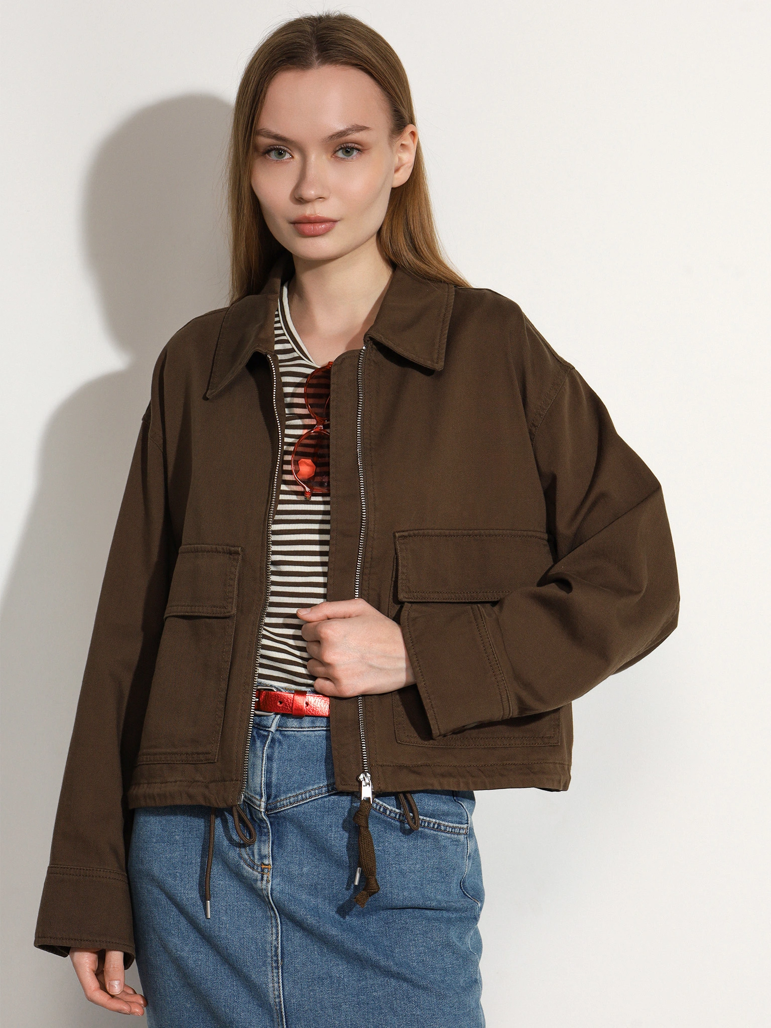 Куртка укороченная темно-коричневого цвета из смесового хлопка